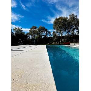 Polishing Glossy Silver Travertine Stone Ivory Deck Tile for Garden Terrace Area