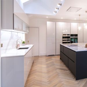 Cheap Contemporary Glossy White Lacquer Kitchen Cabinet With Matte Black Handless Island for sale