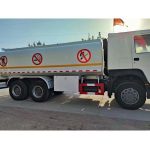 Sinotruk HOWO 6*4 Oil Tanker Truck with Manual Transmission and GCC Certificatio