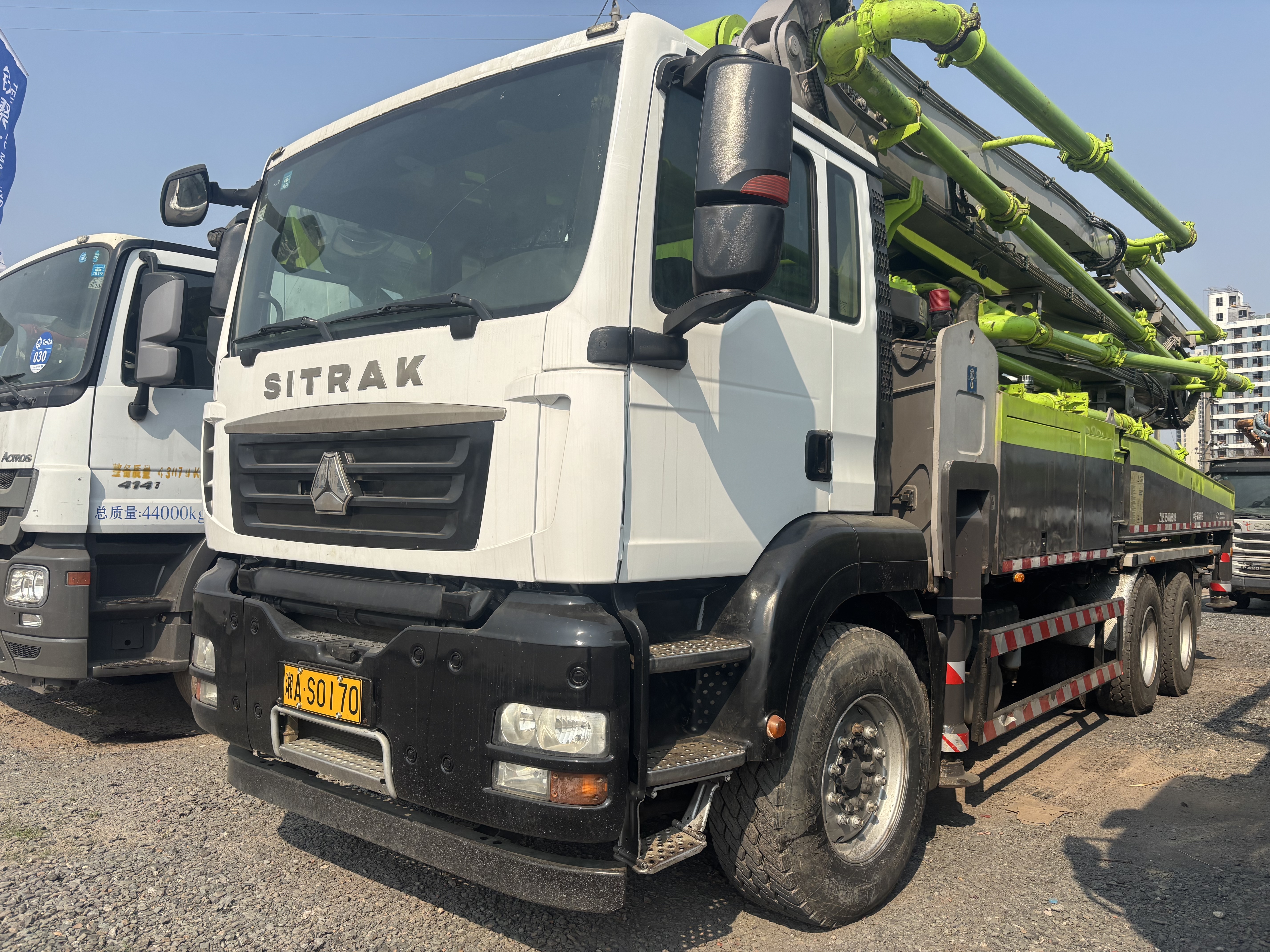 Used Concrete Pump Truck with 180/120m3/h Output 3 Axles and Φ260 Cylinder