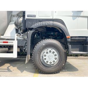 10 Wheels Sinotruk HOWO 9m3 Concrete Mixer Truck