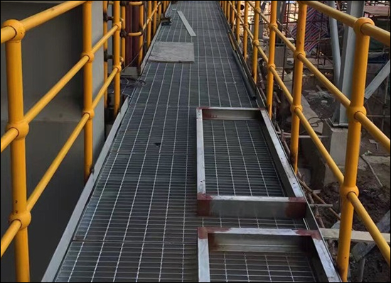 Hot-Dip Galvanized Steel Grating with Square Grid for Industrial Applications