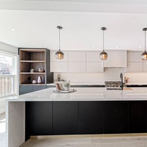 Customized Waterproof Modern Luxury Kitchen Cabinet with Eased Edge Countertop