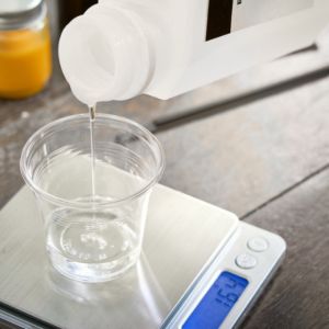 Mix Ratio 1:1 Crystal Clear Epoxy Resin For Arts Crafts & Castings