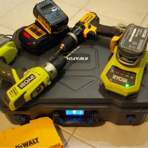 2000W Pure Sine Wave UPS Solar Generator with MPPT Charging and Multiple USB