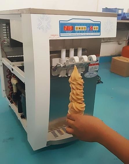 Quality 28L/Hour Oceanpower economical 3 flavors table top soft serve ice cream Machine wholesale