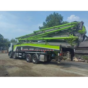 Zoomlion 63m truck-mounted concrete boom pump is suitable for high-rise building