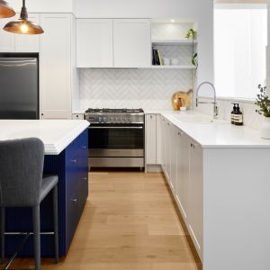 China Matte Lacquer White Kitchen Cabinets Shaker Style Kitchen Cabinets Design on sale