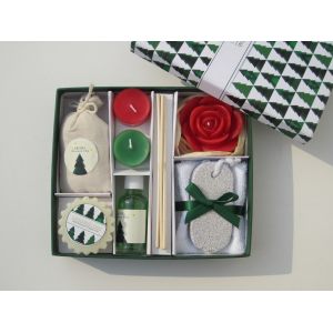 Red & Green  Cinnamon chai  fragrance scented tealight candle & essential oil  packed into gift box