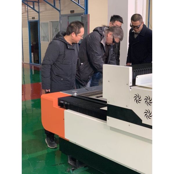 1000W 2000W 3000W 4000W CNC Fiber Laser Cutting Machine For Metal