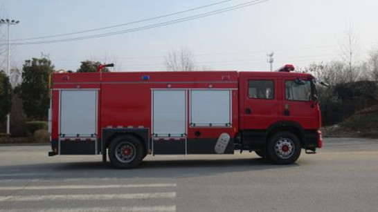 Dongfeng 8200 Liter Water Tank Fire Truck 2WD Rear Drive Diesel 6-Seater 4×2 Manual Transmission