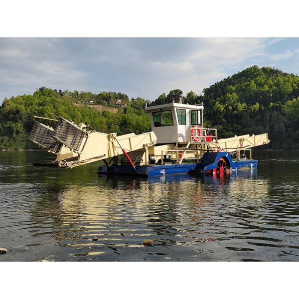 80kw Power Of Eco Harvester Are Used To Collect And Clean River Water Plants Duckweed Harvester
