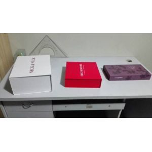 Flat pack style gift box