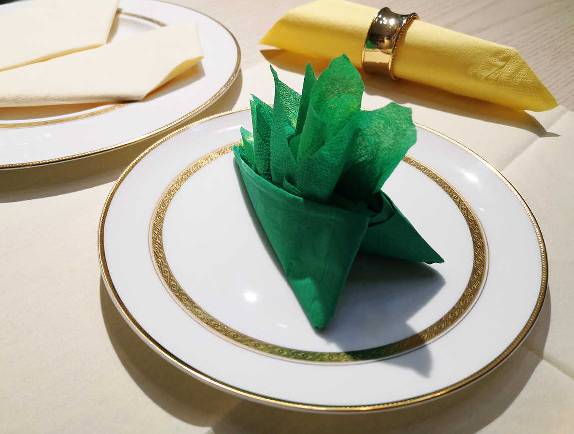 OEM Restaurant Color Paper Napkin 17gsm 2ply For Wedding Luncheon