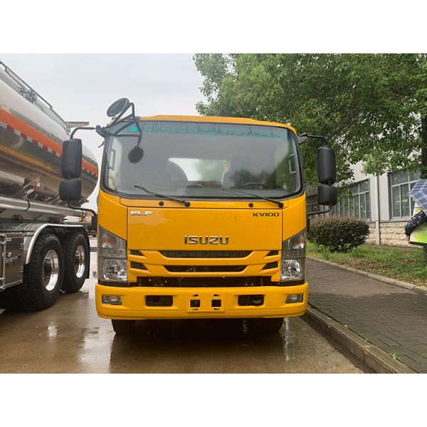 7890*2400*2550mm ISUZU Flat-Bottomed Remote Control Barrier Truck For Barrier Control