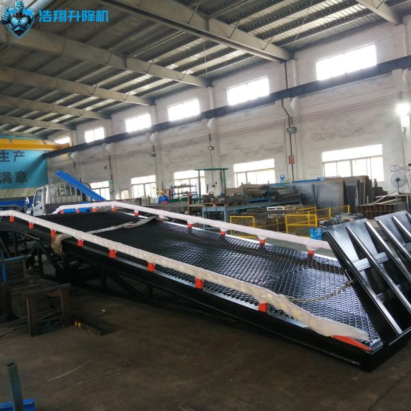 10T-10M Customized Black Portable Manual Dock Ramp Connecting The Trucks And