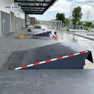 Grey Safe 10T-20T Hydraulic Dock Leveler Loading Dock Ramps With 400mm Lip
