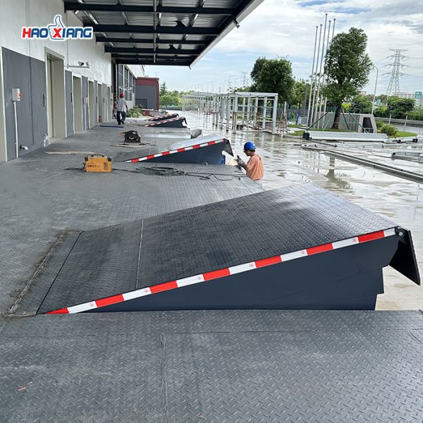 Grey Safe 10T-20T Hydraulic Dock Leveler Loading Dock Ramps With 400mm Lip