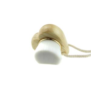 White Manual Facial Cleansing Brush With Wooden Handle And Synthetic Hair