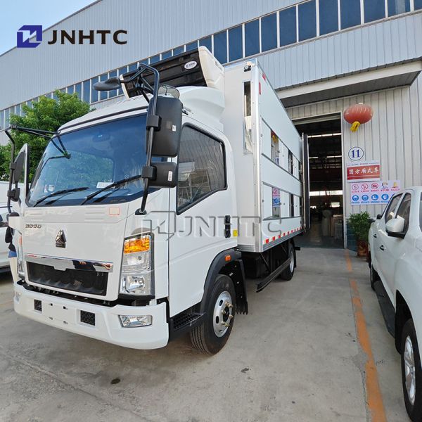 Quality HOWO 4X2 Light Baby Chicken Transport Truck Small Chick Delivery Vehicle For Sale wholesale