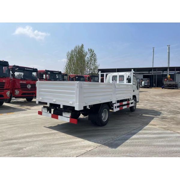 Cargo Trucks 4x2 ISUZU Single Cabin Euro 4 Emission 100P Light Truck 3.5 Tons Double Rear Tire