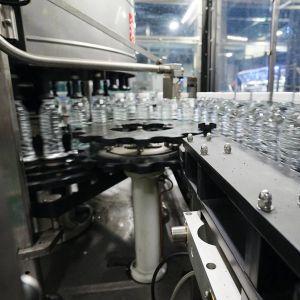 72000bph High Speed OPP Hot Melt Labeling Machine for 100g-3kg Containers with