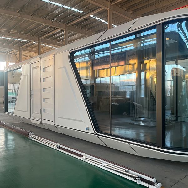 FULL KING B7 Prefabricated Outdoor Villa Mobile Modular Capsule Room Commercial Space Prefabricated Capsule With Balcony And Door Lock