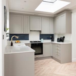 Wooden Modular Shaker Style Kitchen Cabinet Custom Moisture Proof