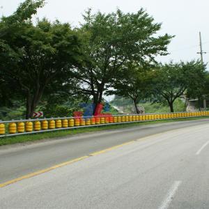 Save Volume Road Traffic Safe Guardrail Roller Barriers In Customized Design