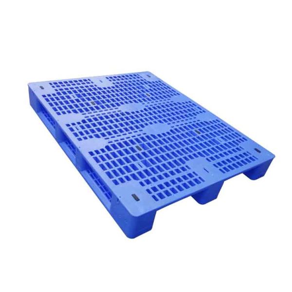 Quality 1500kg HDPE Heavy Duty Plastic Pallets 1.4*1.1m Three Runners Plastic Pallet Skids wholesale