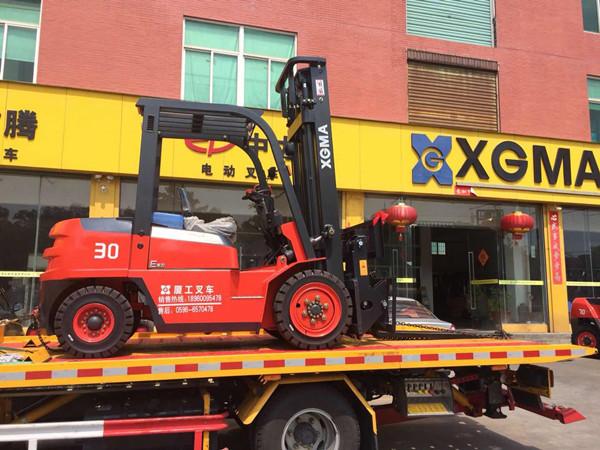 Quality Hydraulic Transmission 3 Ton Warehouse Lift Truck With 2 Stage Mast And Diesel Engine wholesale