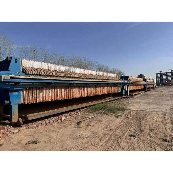 Large mobile oil cylinder filter press with automatic filter cloth travel