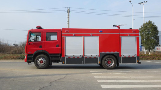 Dongfeng 8200 Liter Water Tank Fire Truck 2WD Rear Drive Diesel 6-Seater 4×2 Manual Transmission