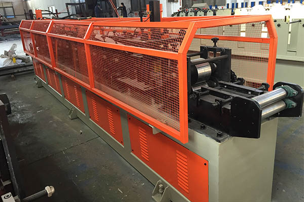 Material 0.8-1.2mm Galvanized Coils or Black Steel C Stud Roll Forming Machine Chain Transmission