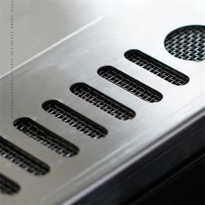 Adjustable Chrome Plated 160L Curved Glass Cake Display Freestanding