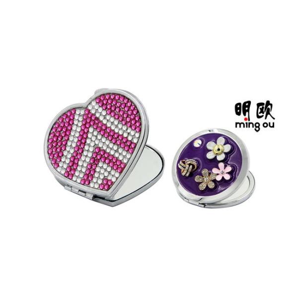 Unique Crystal Compact Mirror , Girl Using Heart Shaped Compact Mirror Favors