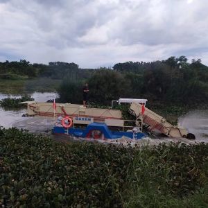 10 Cubic Capacity Lake Weed Cutter Machine 1.6m Is Designed To Be Ten Meters