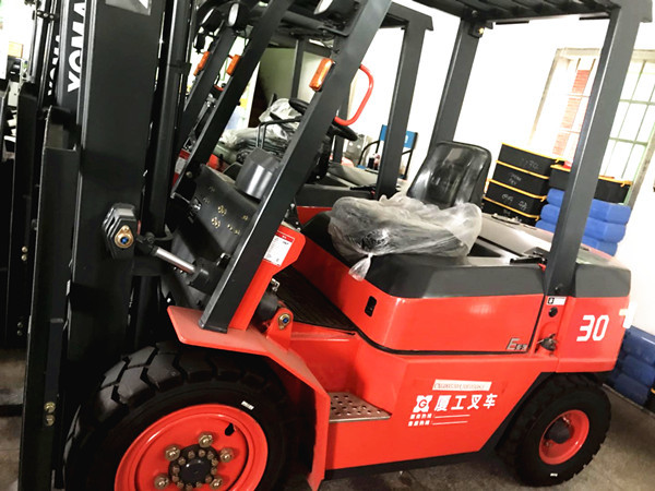 Automatic Diesel Powered Forklift , 3 Ton Diesel Forklift Strong Powertrain