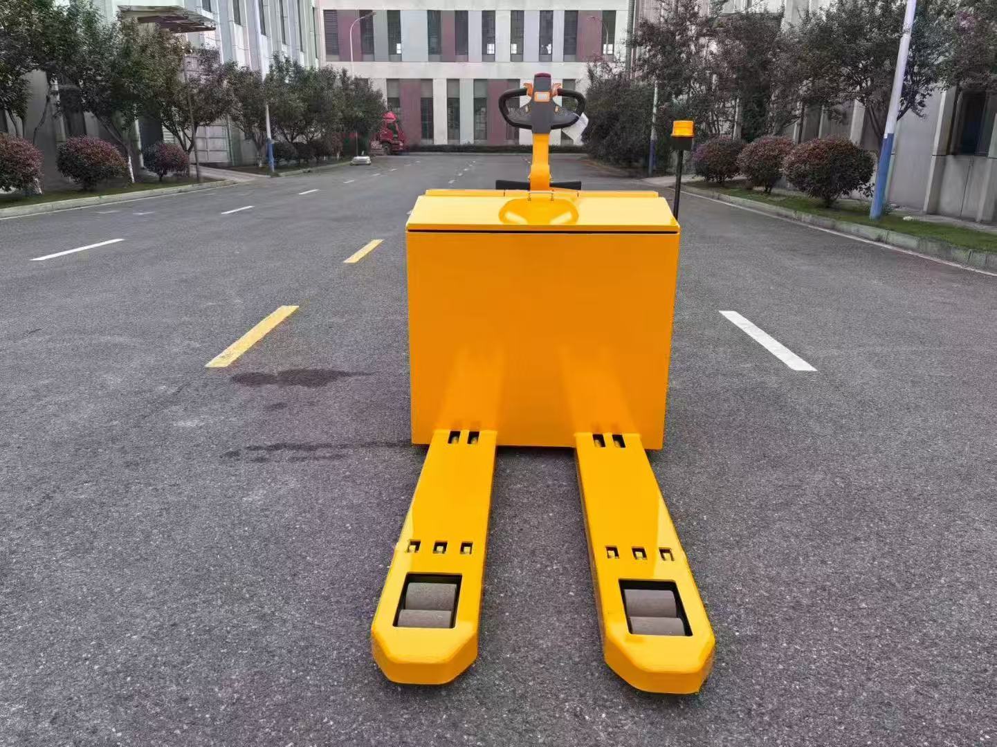 Electric Pallet Truck, with 8000 kg ​Load Capacity & 900 mm Fork Outer Width