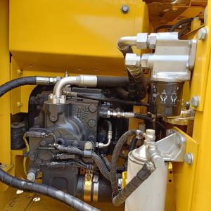 Komatsu PC130 Excavator with Original Hydraulic Valve and 90% Condition in Japan