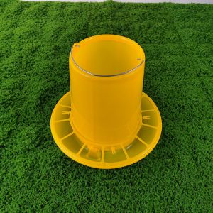 8L Feeding Poultry Fodder Container Bucket With Modern Functionality