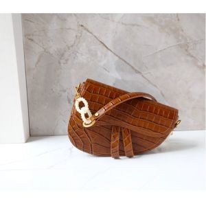 26cm 6cm 18cm Crocodile Saddle Bag With Wide Strap Moderate Hardness