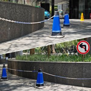 UV Resistant Plastic Safety Chain with Injection Structure for Roadway