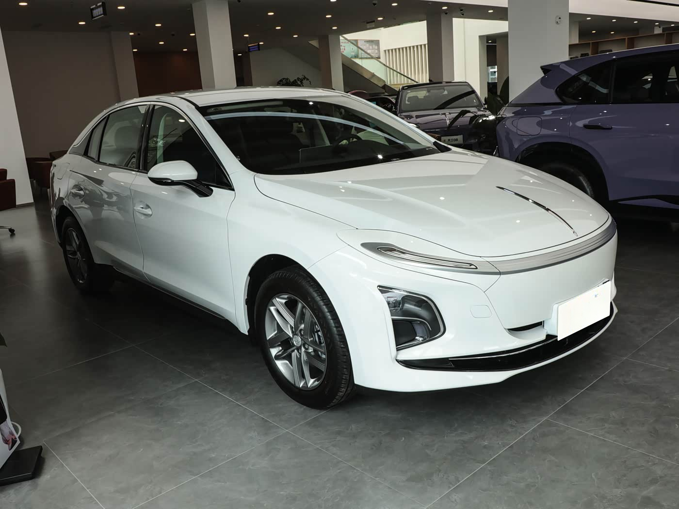 Hongqi EQ-M5 Popular Used Cars with Front-Wheel Drive and Main and Passenger