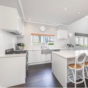 Modular White Prefabricated Kitchen Cabinet Raised Panel Solid Wood