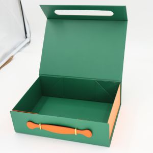 Luxury Customized Cardboard Magnet Folding Packaging Boxes With Handle For