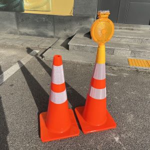 Solar LED Traffic Warning Light with Flashing White LED and Cone Shape for