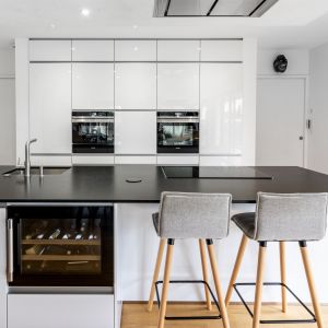 China Luxury Scullery Handless Kitchen Cabinet Modern White Plain Lacquer Cupboard on sale