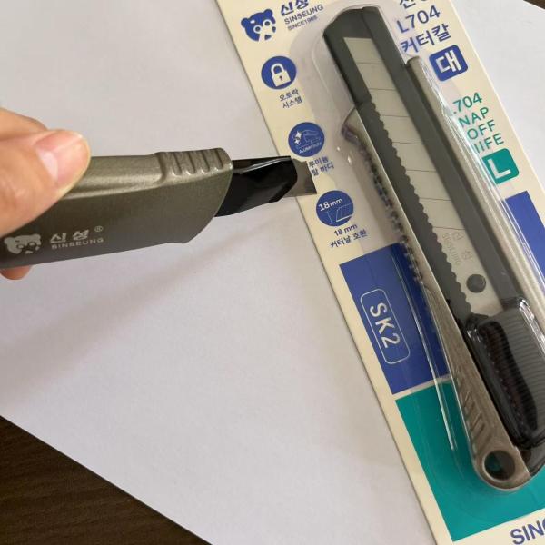 Retractable Blade Snap-Off Knife Includes 1 Utility Knife