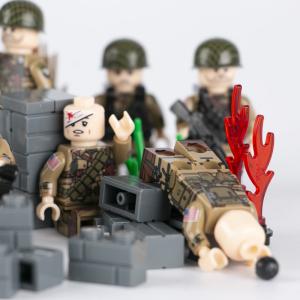 WW2 military soldiers figures guns weapons US army 101 airborne division mini